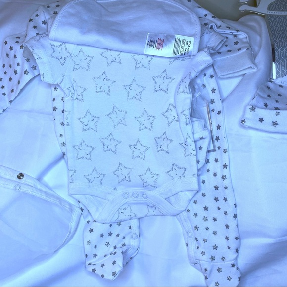 set that includes a footie, a bodysuit, a bib, a beanie and mittens - Picture 5 of 8
